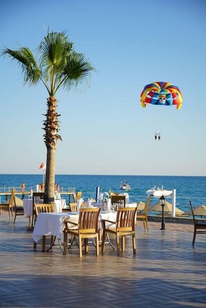 Outdoor dining - Perre Delta Hotel (Alanya)