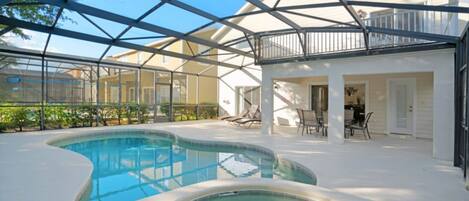 Piscine chauffée, chaises longues