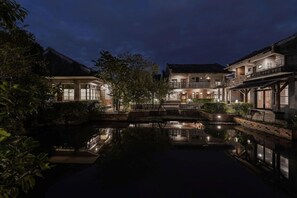 A traditional building with a reflective water feature in front. - The Moment Hotel Yilan by Lakeshore (Wujie)