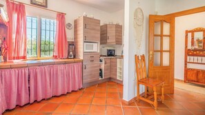 Coffee/tea maker, fridge, microwave, oven - Casa Rural Cayara Villanueva de la Concepción by Ruralidays (Málaga)