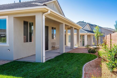 Hyatt Home Pet Friendly! Community pool and hot tub!