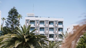 A multi-story building with a modern architectural design, featuring balconies and large windows. - Apartamentos Livvo Tarahal (San Bartolomé de Tirajana)