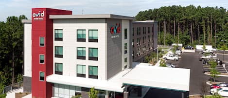 Un edificio moderno con fachada roja y gris, identificado como