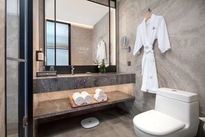 Een douche, een hydromassagedouche, designer toiletartikelen