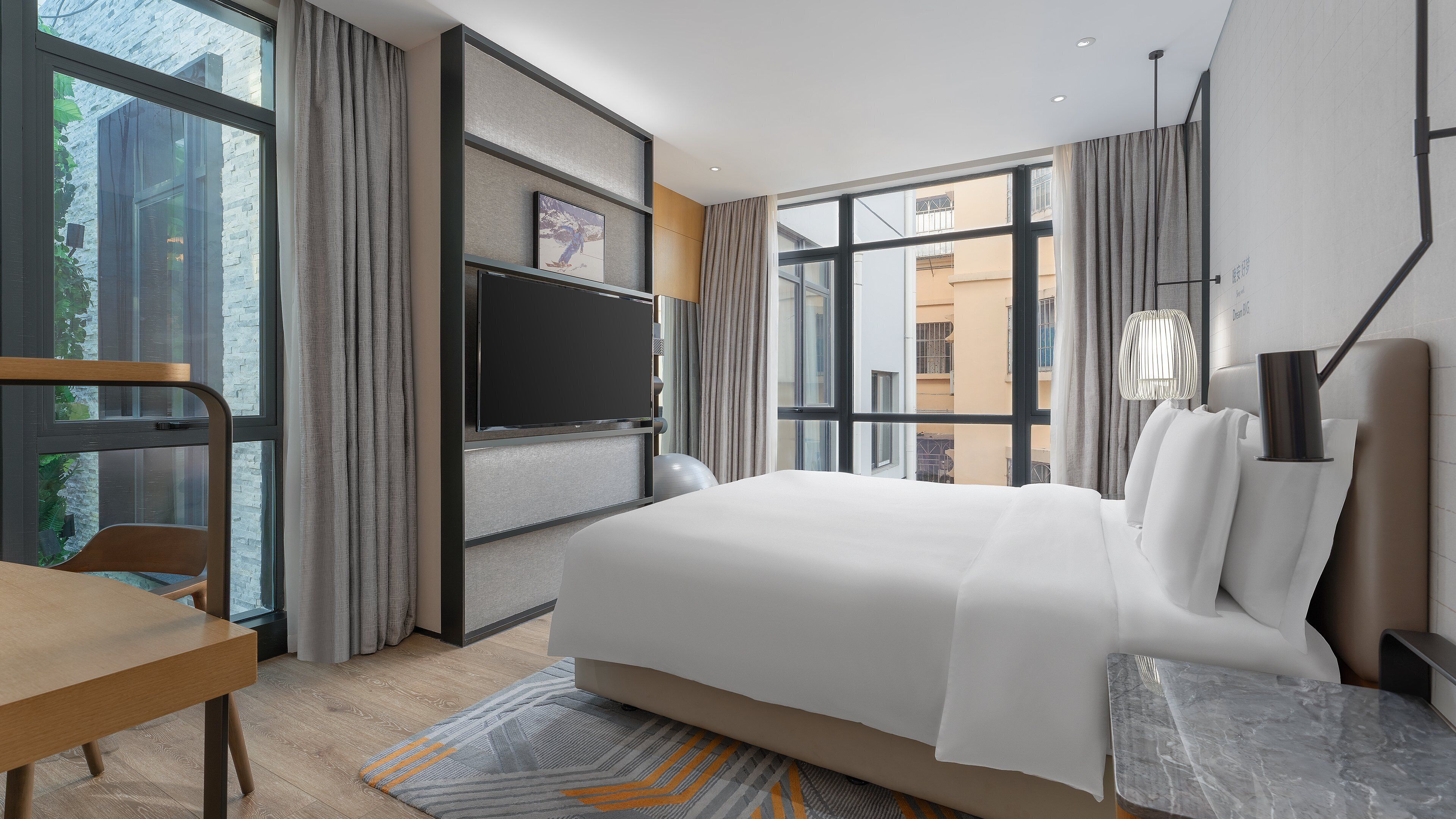 Ylelliset vuodevaatteet, untuvapeitot, minibaari, tallelokero huoneessa