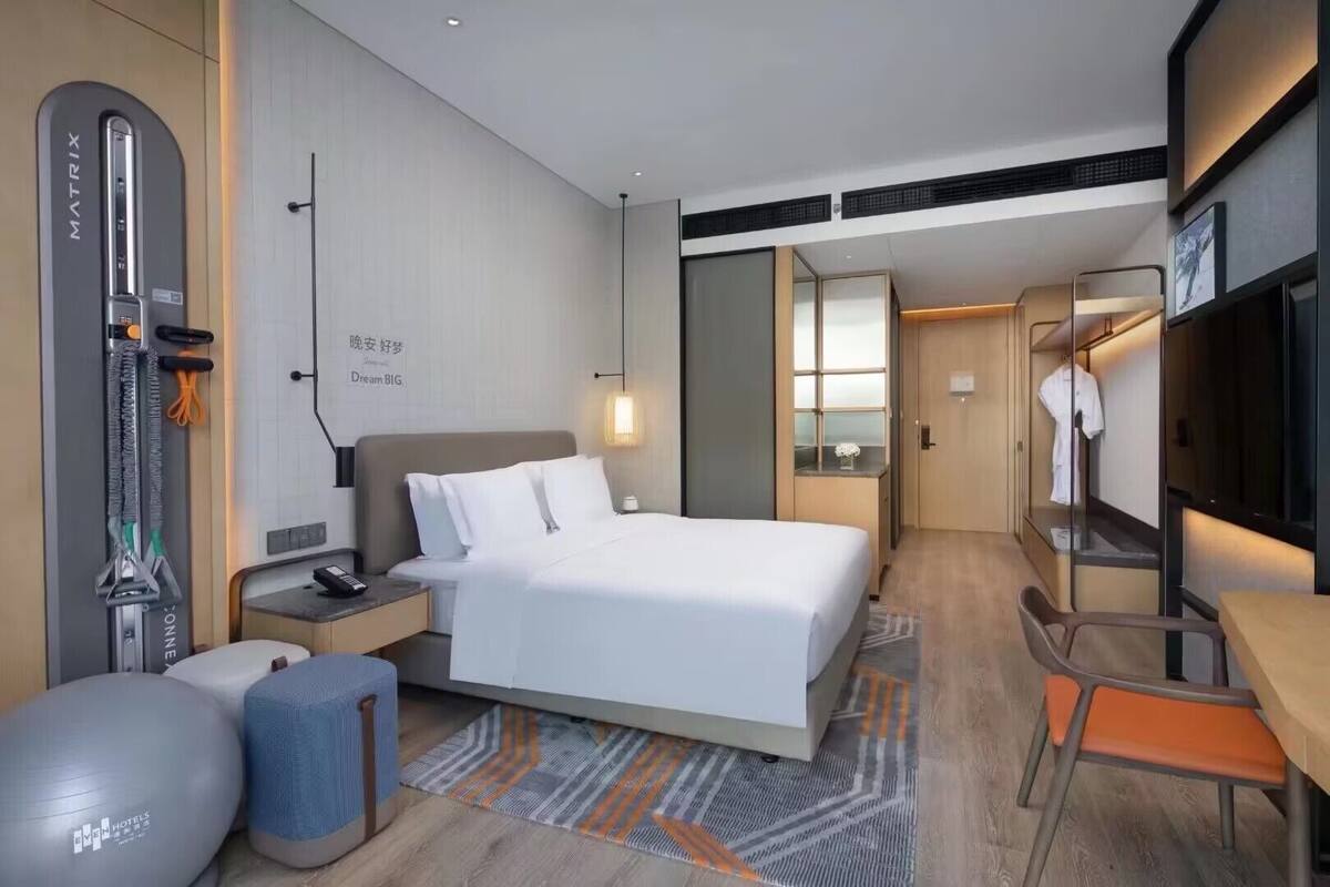 Premium bedding, down comforters, minibar, in-room safe