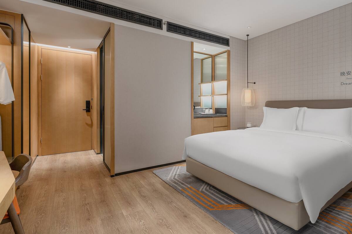 1 King Standard | Premium bedding, down comforters, minibar, in-room safe