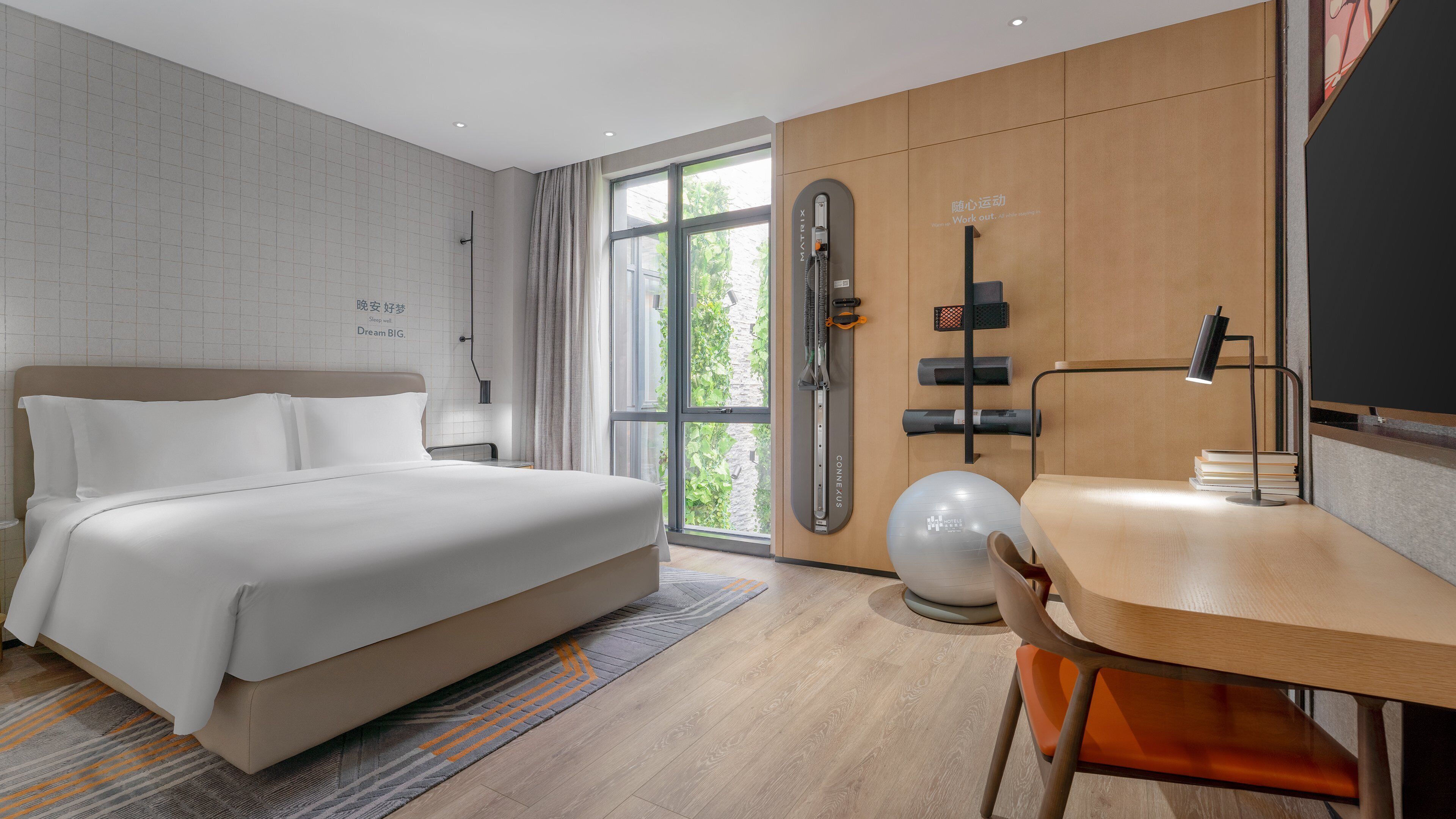 Ylelliset vuodevaatteet, untuvapeitot, minibaari, tallelokero huoneessa