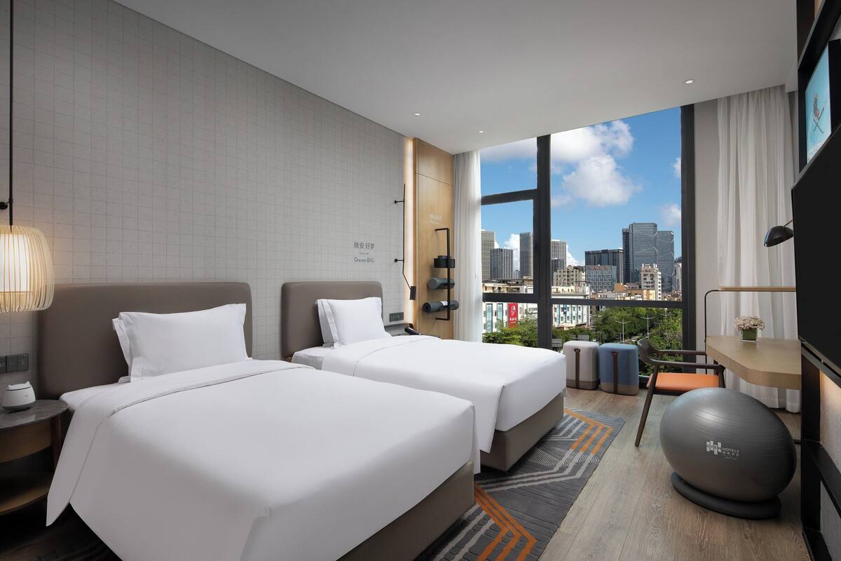 Camera Premium, 2 letti matrimoniali, vista città | Biancheria da letto di alta qualità, copriletto in piuma, minibar