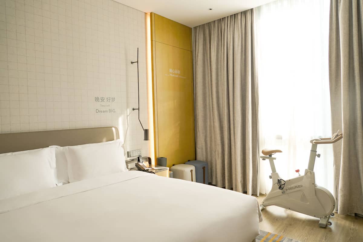1 bedroom, premium bedding, down comforters, minibar