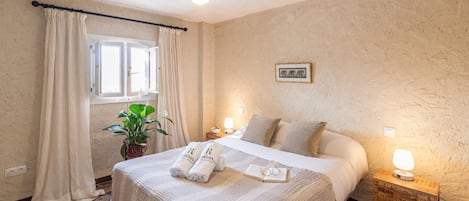 2 bedrooms, iron/ironing board, travel cot, WiFi