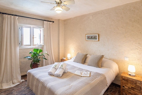 2 habitaciones, tabla de planchar con plancha, cuna de viaje y wifi