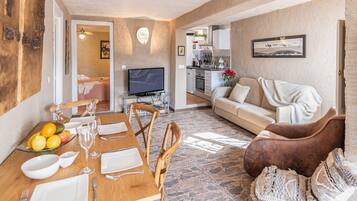 Una televisión, una chimenea