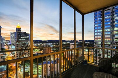 Downtown ATL Private Luxury Sparkling Penthouse-FREE PARKING-Walk to Everything!