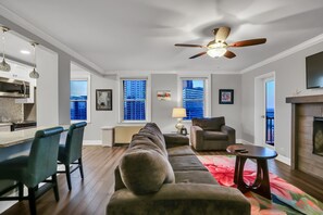 Smart TV, fireplace - Downtown ATL Private Luxury Sparkling Penthouse-FREE PARKING-Walk to Everything! (Atlanta)