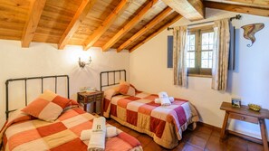 3 habitaciones, tabla de planchar con plancha, cuna de viaje y wifi