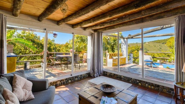 Televisión, chimenea y estéreo