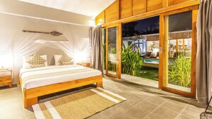 Un dormitorio con una cama grande, techo de madera y puerta corrediza de vidrio que da a una zona de piscina.