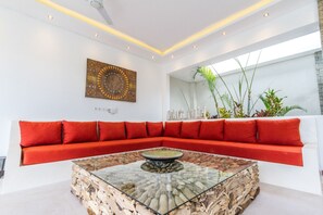 المنشأة من الداخل