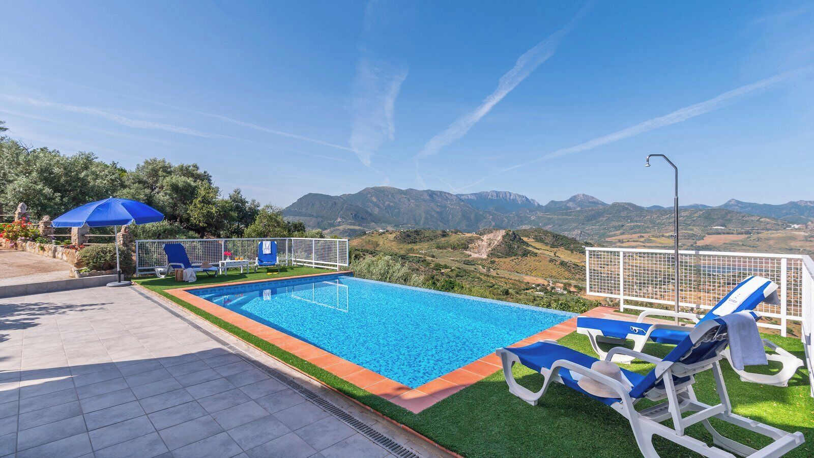 Una piscina con borde infinito