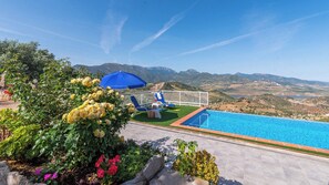 An infinity pool - La Primorosa El Gastor by Ruralidays (Cádiz)