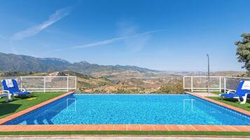 Piscine à débordement
