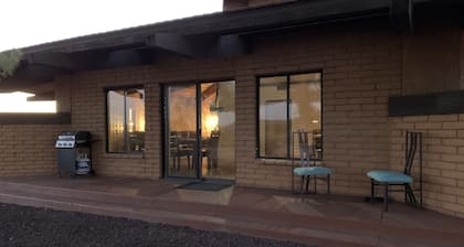 Private Desert Escape Close to Downtown with Horse Pens on the Sols Wash!