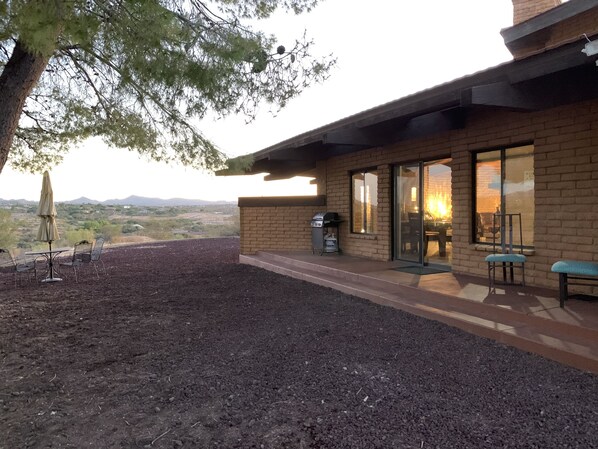 Outdoor dining - Private Desert Escape Close to Downtown with Horse Pens on the Sols Wash! (Wickenburg)