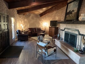 Smart TV, fireplace, books - Private Desert Escape Close to Downtown with Horse Pens on the Sols Wash! (Wickenburg)