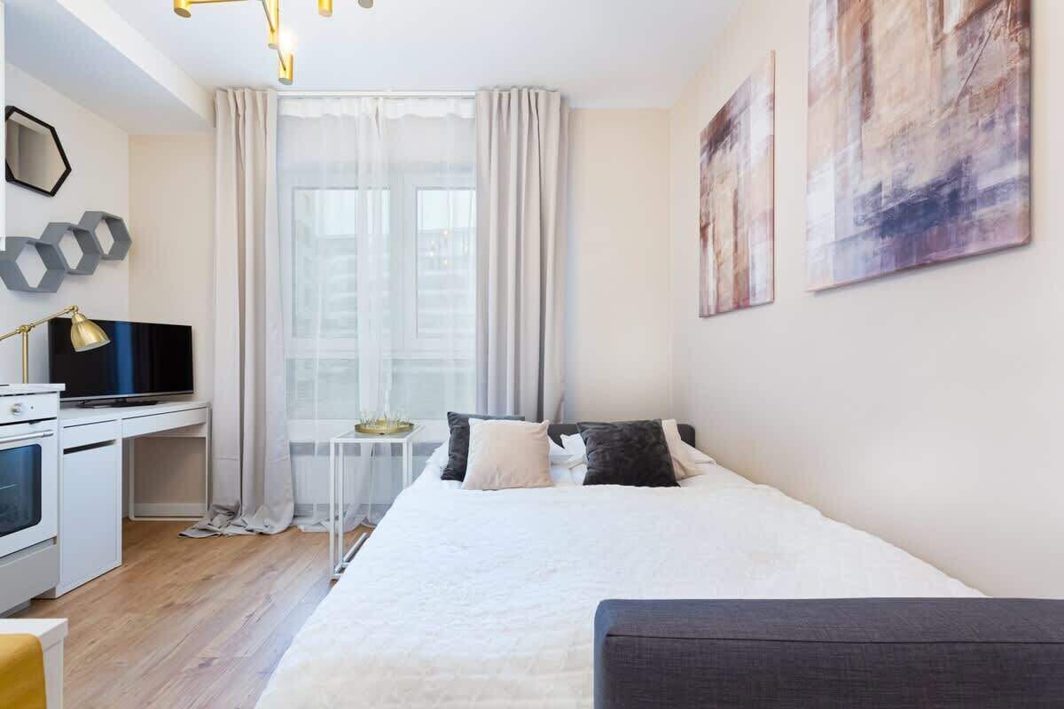 Iron/ironing board, travel crib, WiFi, bed sheets