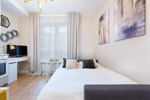 Iron/ironing board, WiFi, bed sheets