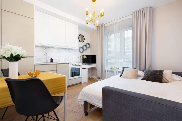 Iron/ironing board, WiFi, bed sheets