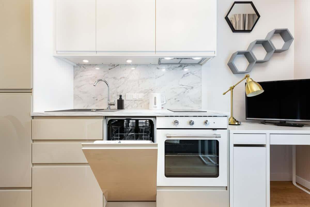 Fridge, oven, stovetop, dishwasher