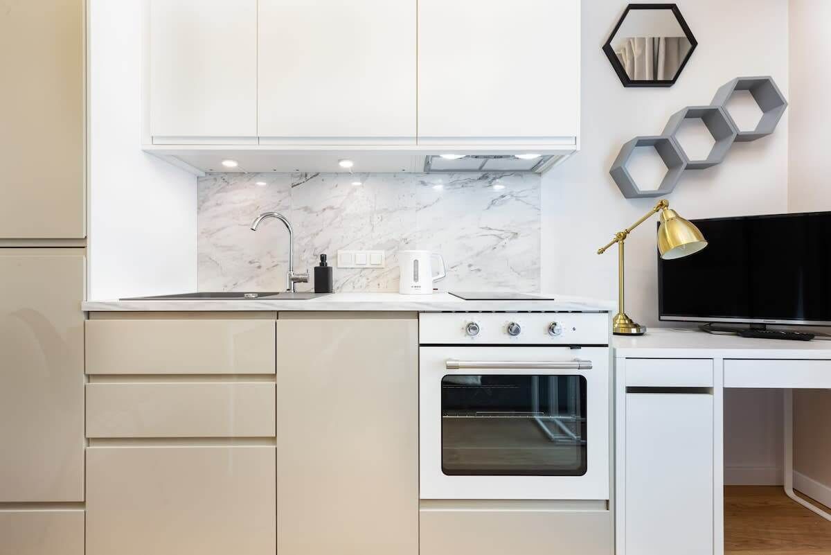 Fridge, oven, stovetop, dishwasher