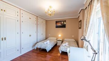 3 dormitorios, tabla de planchar con plancha, cuna de viaje y wifi