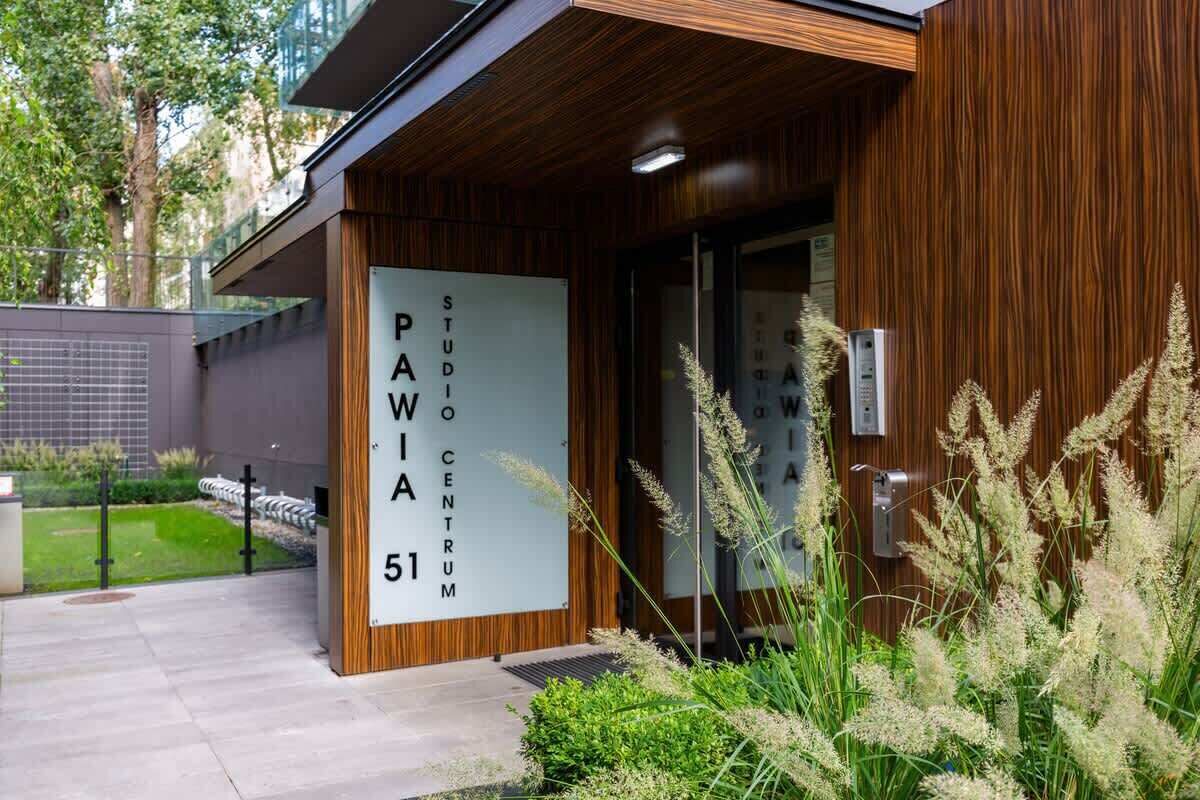 A modern building entrance with a sign reading "PAWIA CENTUM 51".