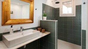 Dusj, hårføner og håndklær