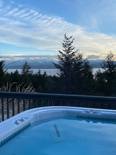 Captivating Flathead Lake Views 6 bd 3.5 bath