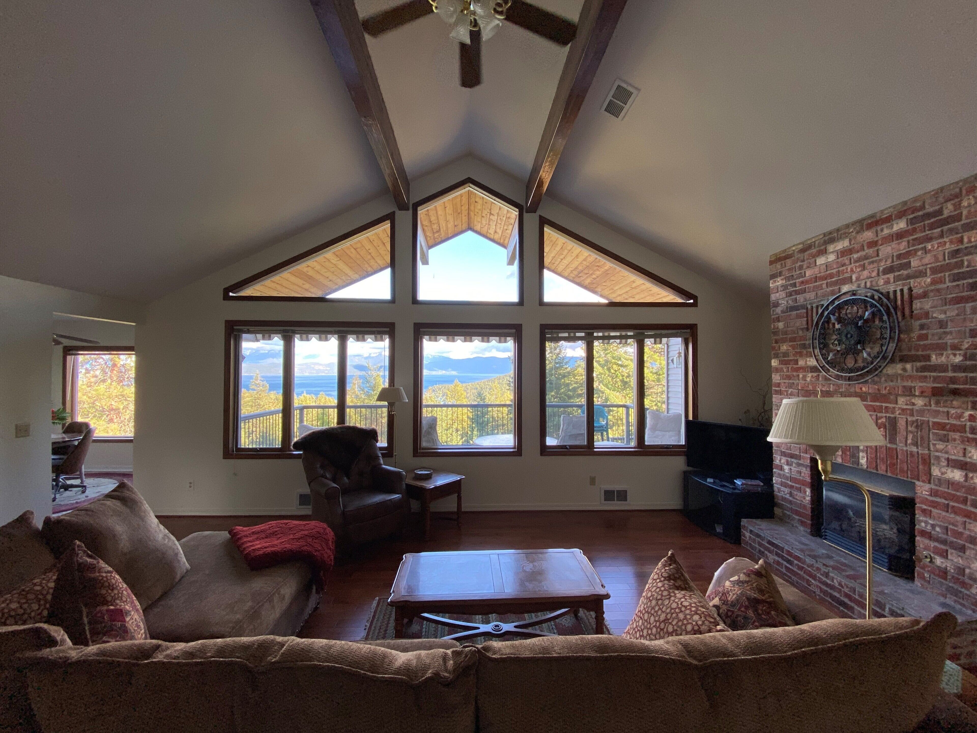 Smart TV, chimenea, libros y impresora 