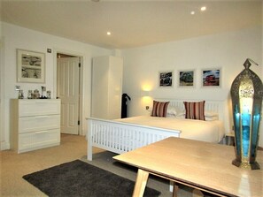 City Double Room | Desk, iron/ironing board, free WiFi, bed sheets