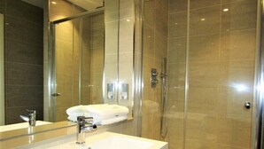A modern bathroom with a glass-enclosed shower, a white sink, and a mirror. - Stylish Private Double En-suite - 1 (London)