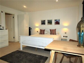 City Double Room | Desk, iron/ironing board, free WiFi, bed sheets