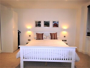City Double Room | Desk, iron/ironing board, free WiFi, bed sheets