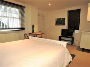 City Double Room | Desk, iron/ironing board, free WiFi, bed sheets