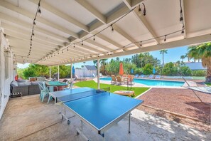 Outdoor dining - 777Rentals - 7BRs/4BA - Sport Court Estate (Las Vegas)