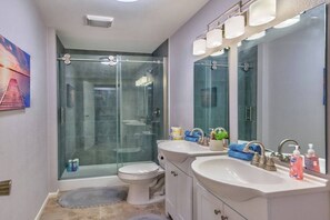 Hair dryer, towels - 777Rentals - 7BRs/4BA - Sport Court Estate (Las Vegas)