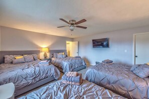 7 bedrooms, iron/ironing board, free WiFi, bed sheets - 777Rentals - 7BRs/4BA - Sport Court Estate (Las Vegas)