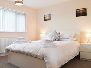 2 bedrooms, free WiFi, bed sheets - Filey Central One - UK31706 (Filey)