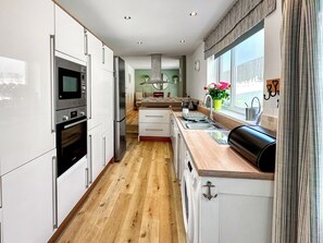 Oven, dishwasher, high chair, cookware/dishes/utensils - 4 bedroom accommodation in Filey (Filey)