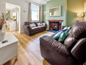 TV, fireplace - 4 bedroom accommodation in Filey (Filey)